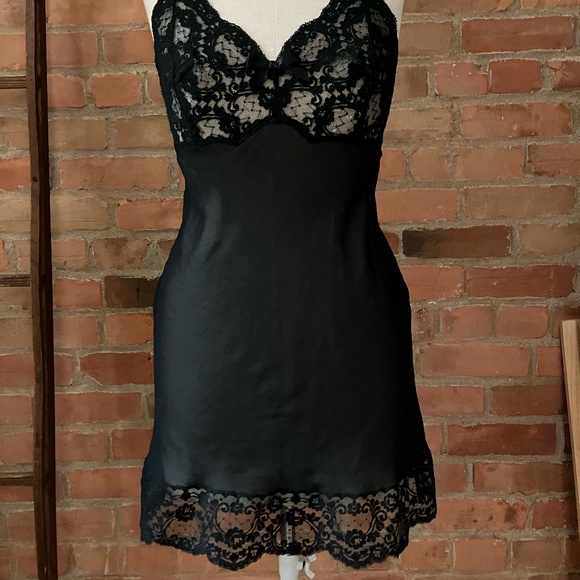 Gorgeous vintage inky black nightie - Picture 2 of 3